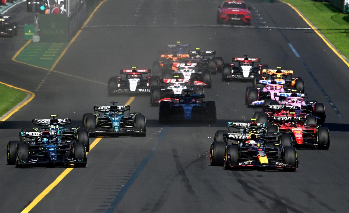 Melbourne (Australia), 02/04/2023.- Mercedes driver George Russell of Great Britain (L) passes Red Bull driver Max Verstappen of Netherlands (R) at the start of the 2023 Australian Grand Prix at the Albert Park Circuit in Melbourne, Australia, 02 April 2023. (Fórmula Uno, Gran Bretaña, Países Bajos; Holanda, Reino Unido) EFE/EPA/JAMES ROSS EDITORIAL USE ONLY AUSTRALIA AND NEW ZEALAND OUT