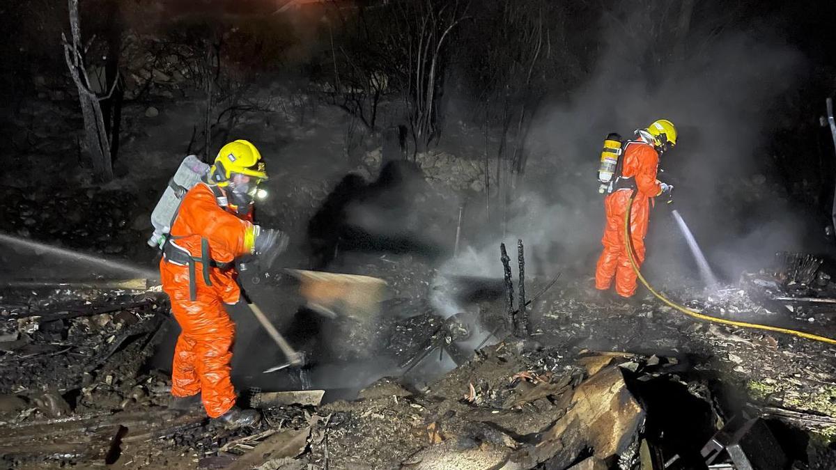 Agents dels Bombers durant les tasques d'extinció