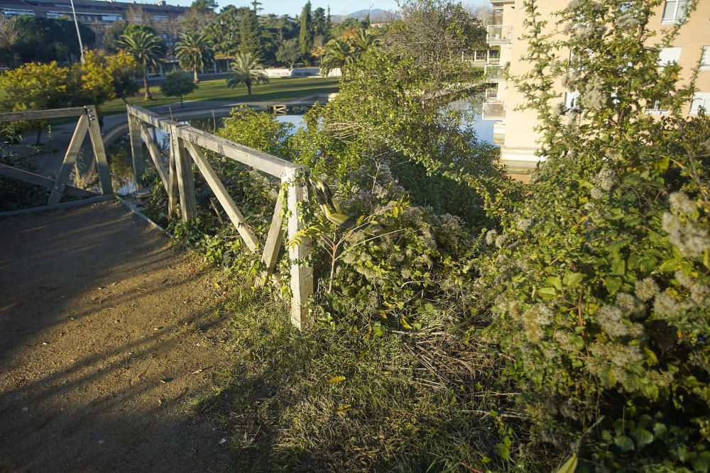 El parc del Migdia té la senyalització i el mirador trencats i en mal estat