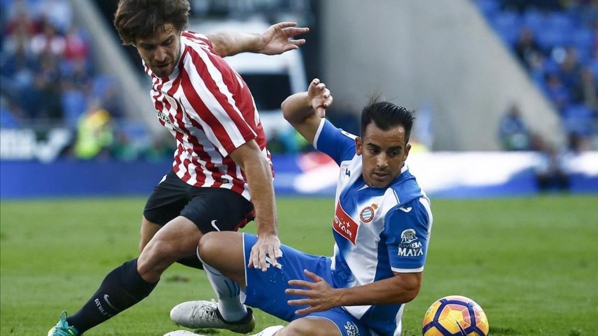 Yerai pugna con Jurado en la visita del Athletic al Espanyol el pasado mes de noviembre.