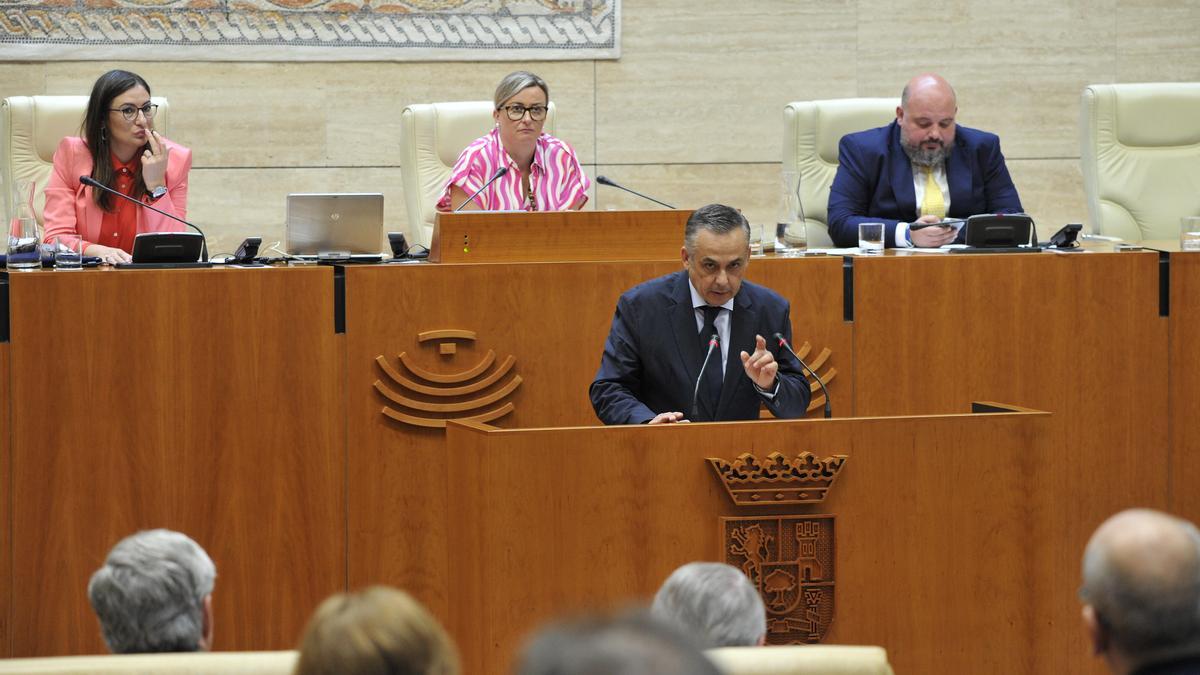 El líder de Vox en Extremadura, Ángel Pelayo Gordillo, en una intervención en la Asamblea de Extremadura. Al fondo, la presidencia de la Mesa.