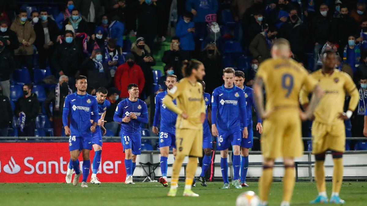 Los jugadores del Getafe celebran el gol de Carles Aleñá.