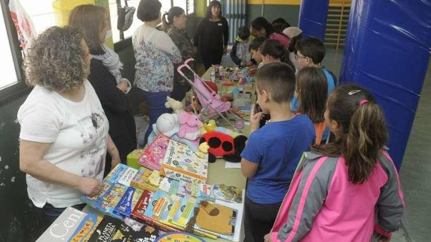 Mercadillo solidario en el Raquel Camacho para el tratamiento a Iván