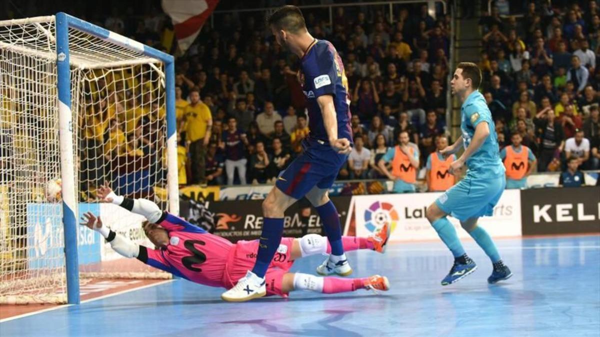 Esquerdinha anotó tres goles y fue la estrella de la noche