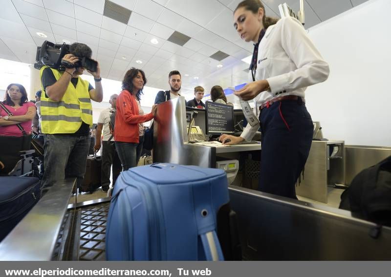 GALERÍA DE FOTOS -- Primer vuelo comercial en el aeropuerto de Castellón