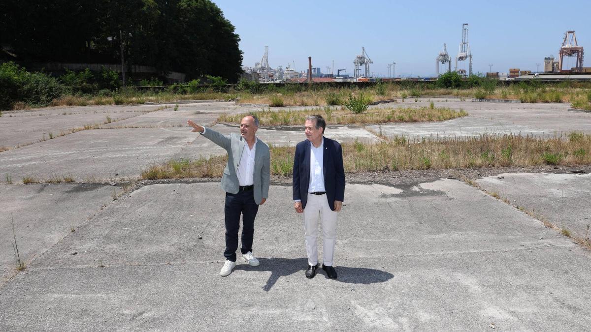 El alcalde de Vigo, Abel Caballero y el delegado de Zona Franca, David Regades visitan la parcela del barrio de Guixar donde se levantará el Vigo Arena.
