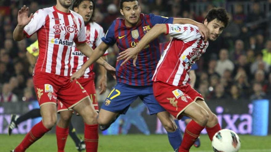 Pedro pugna por el balón con los defensas del Sporting Alberto Botía, Damián Suárez y Roberto Canella.