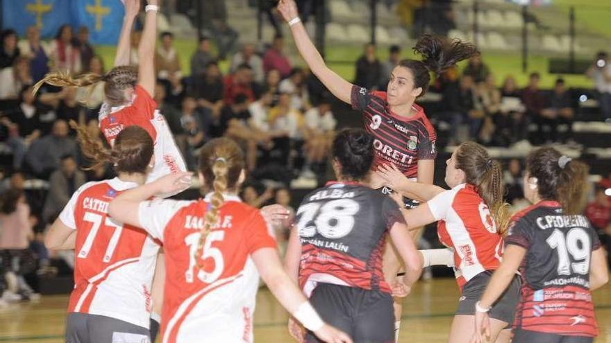 Una jugada del partido disputado ayer en el Lalín Arena. // Bernabé/Javier Lalín