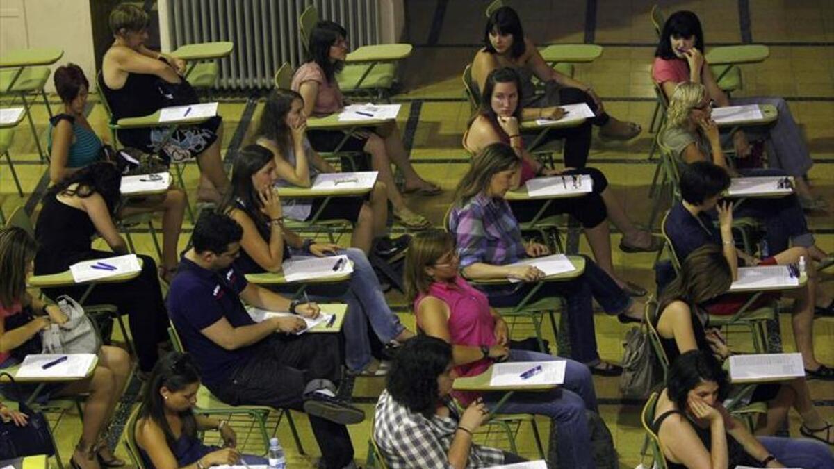 Opositores se presentan a un examen.