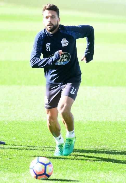 Sesión de entrenamiento en Riazor antes de disputar el trascendental encuentro ante el Granada.