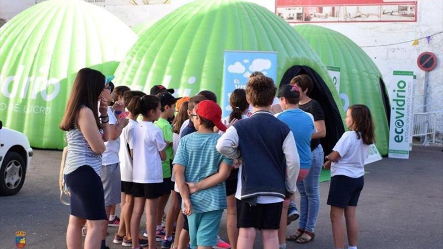 Una exposición fomenta la importancia de reciclar vidrio