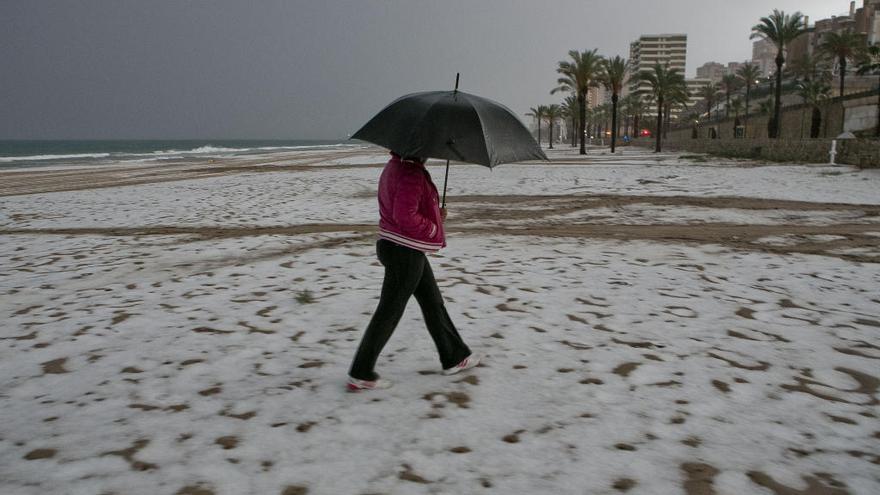 Granizada en la playa de Muchavista en 2013. RAFA ARJONES