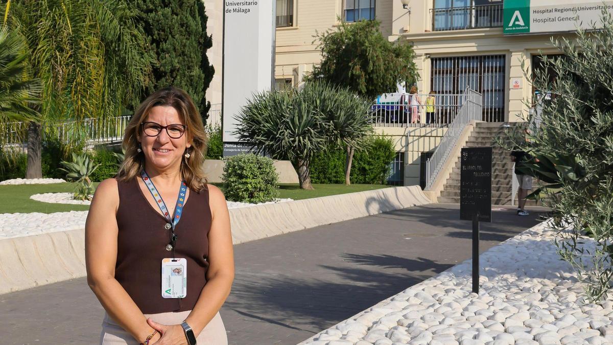 Eva Mansilla frente al Hospital Regional de Málaga tras volver de la misión humantaria en Venezuela.