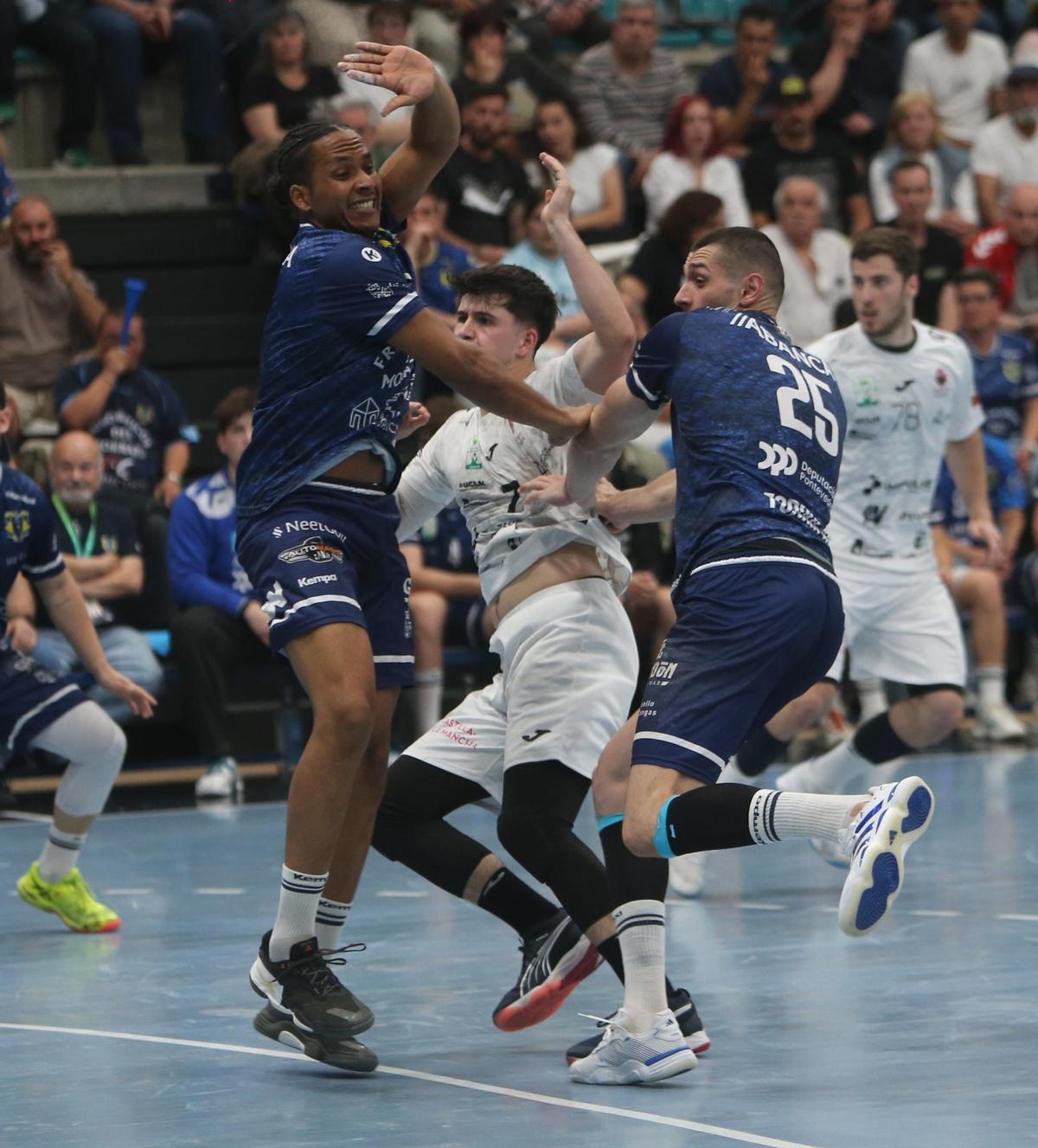 Mohamed Essam y Rares Fodorean en un partido de esta temporada en O Gatañal.