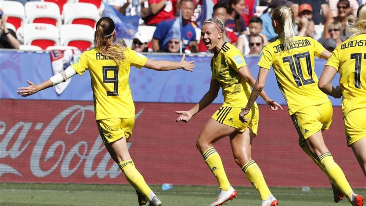 La selección Sueca celebra el gol de Asllani