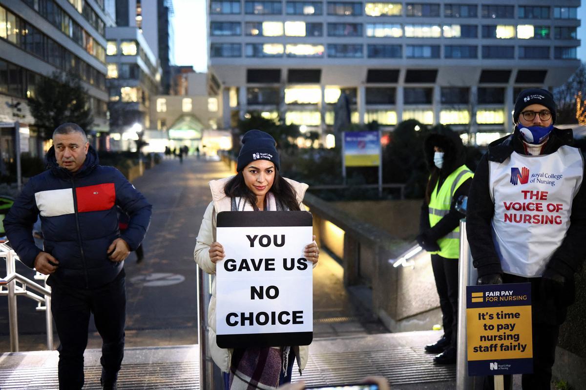 Protesta de enfermeras del sistema de salud público del Reino Unido (NHS, por sus siglas en inglés), frente al Hospital St. Thomas de Londres. Reclaman recibir un salario digno acorde con el trabajo que realizan.