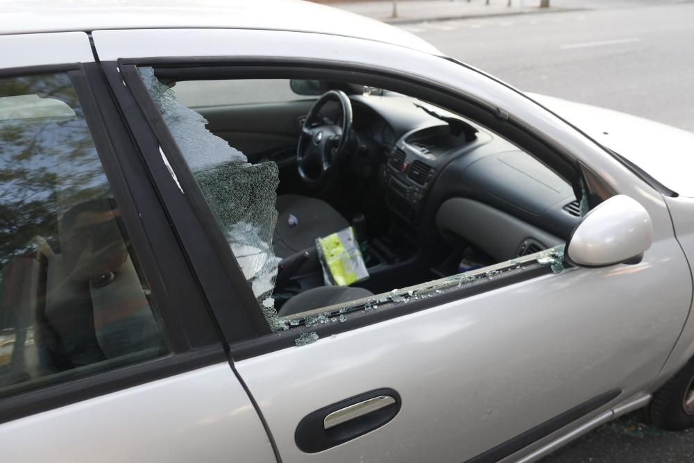 Cotxes amb vidres trencats a Girona