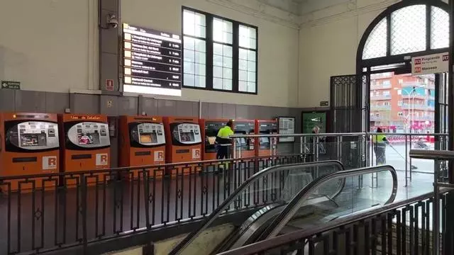 La estación de Fabra i Puig de Barcelona retoma la actividad de trenes y autobuses habitual