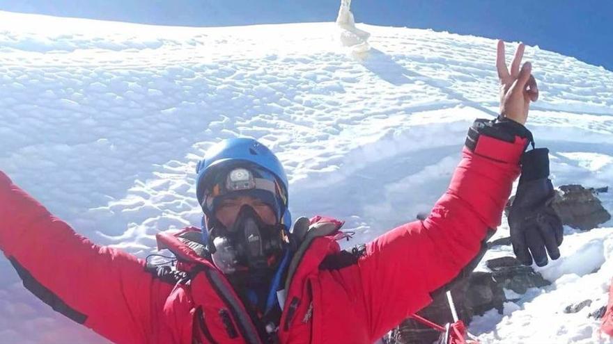 Un cartero canario logra llegar a la cima de la cuarta montaña más alta del planeta