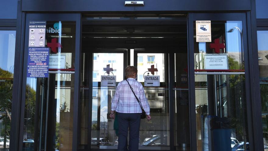 Una persona accede al centro de salud de O Ventorrillo. |  Carlos Pardellas