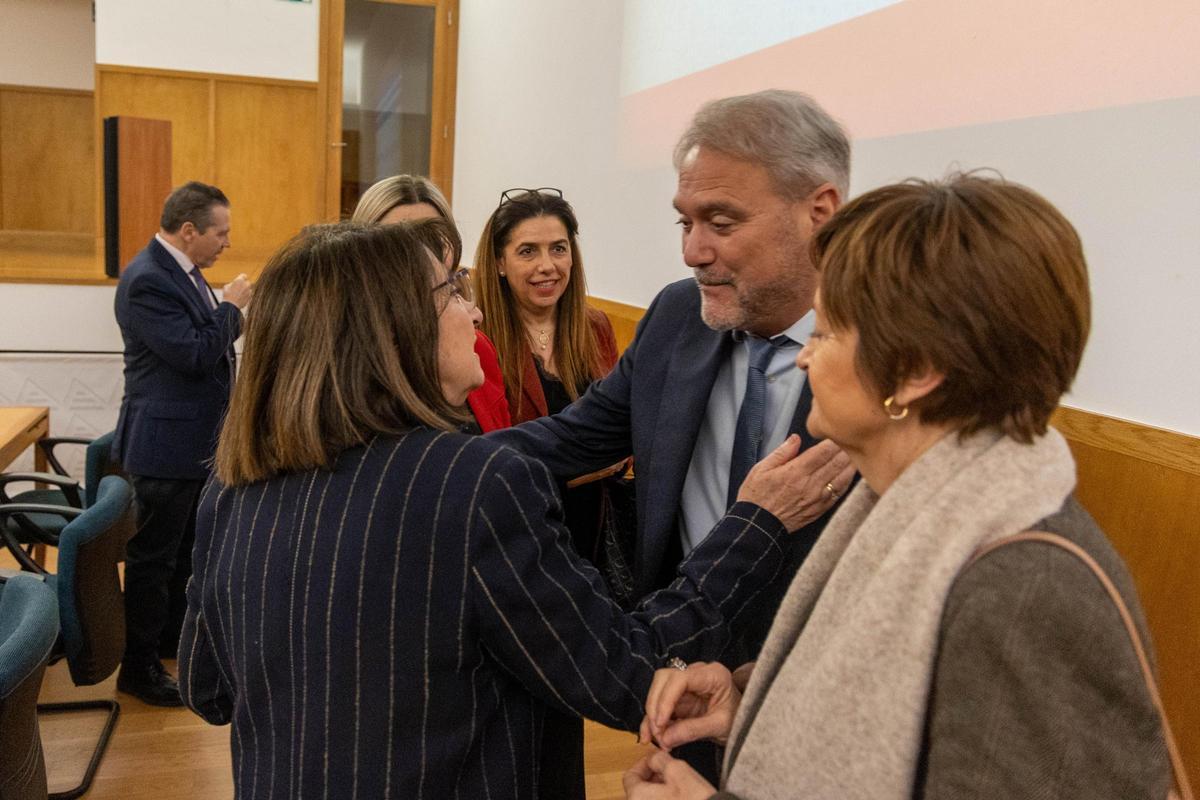 Amparo Navarro y el rector de la UMH, en el acto de la CRUPV, este martes en la UA