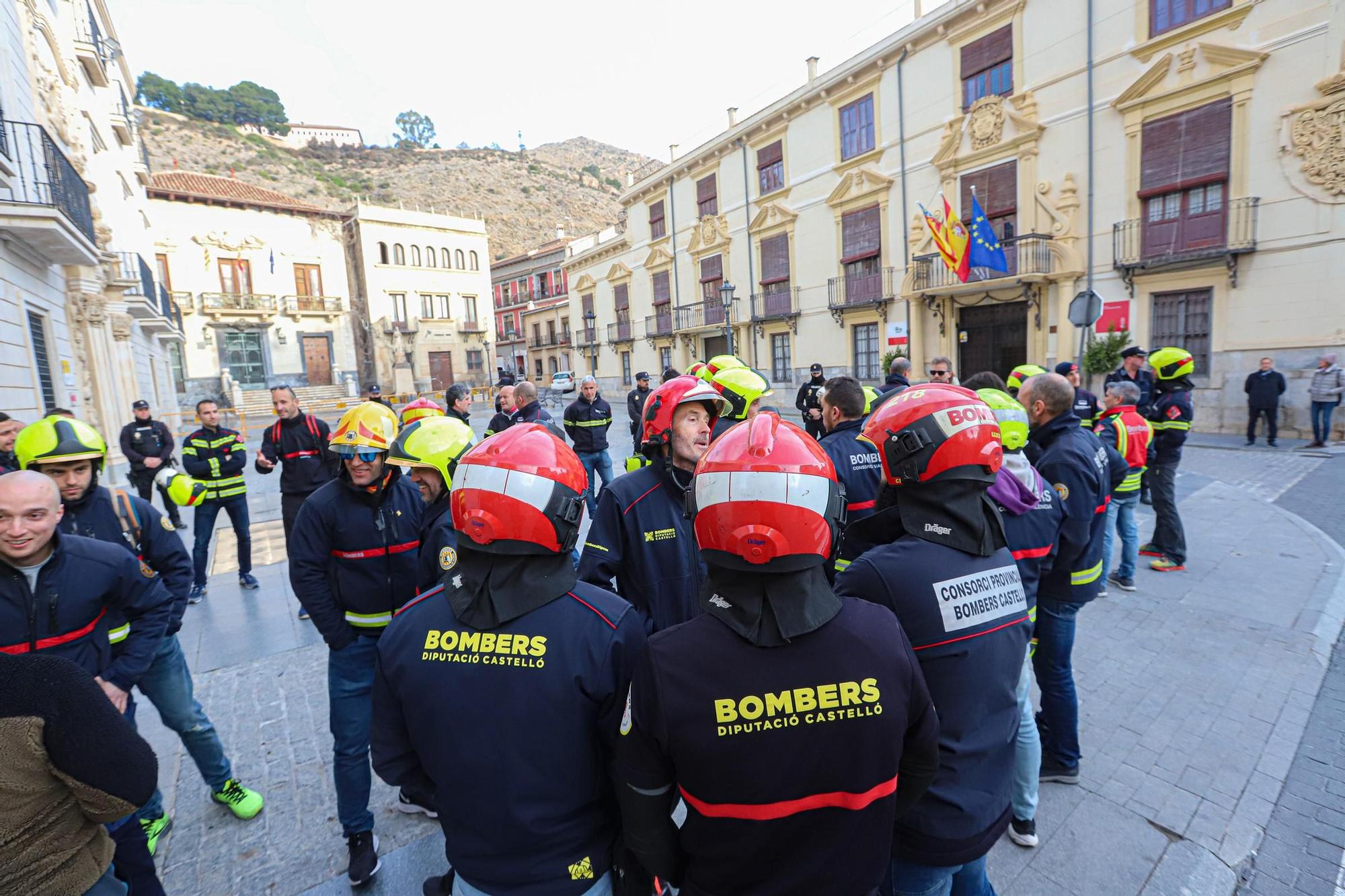 Protesta de los bomberos ante el pleno del Consell contra la Unidad ...