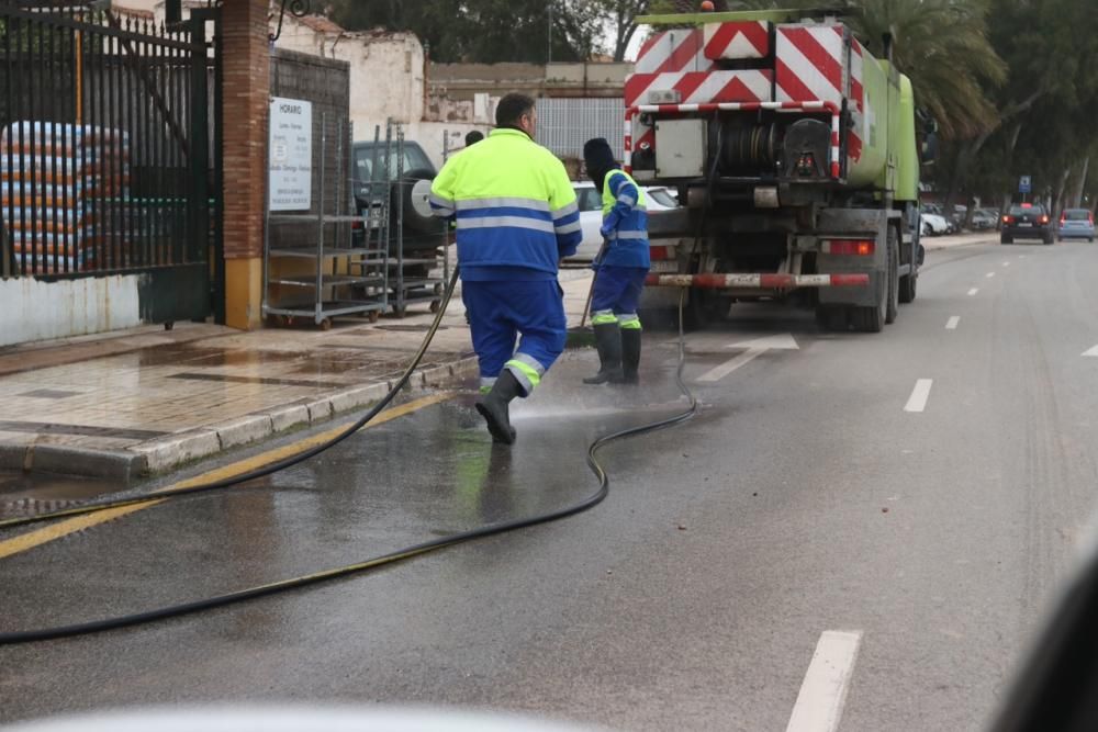 Arreglos en los Baños del Carmen tras los daños causados este fin de semana por la tormenta.