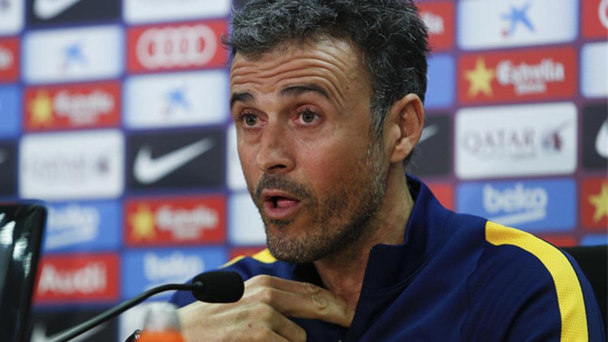 Luis Enrique escenificando una repentina afonía