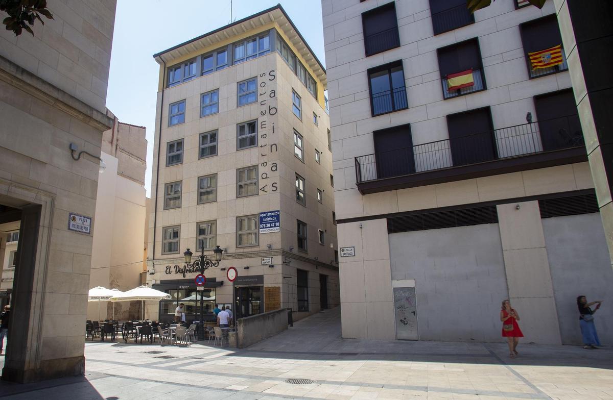 Edificio de pisos turísticos en la plaza del Pilar de Zaragoza.