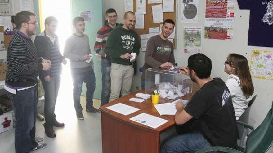 Un grupo de alumnos de Minas, ayer, durante la votación.  // J. de Arcos