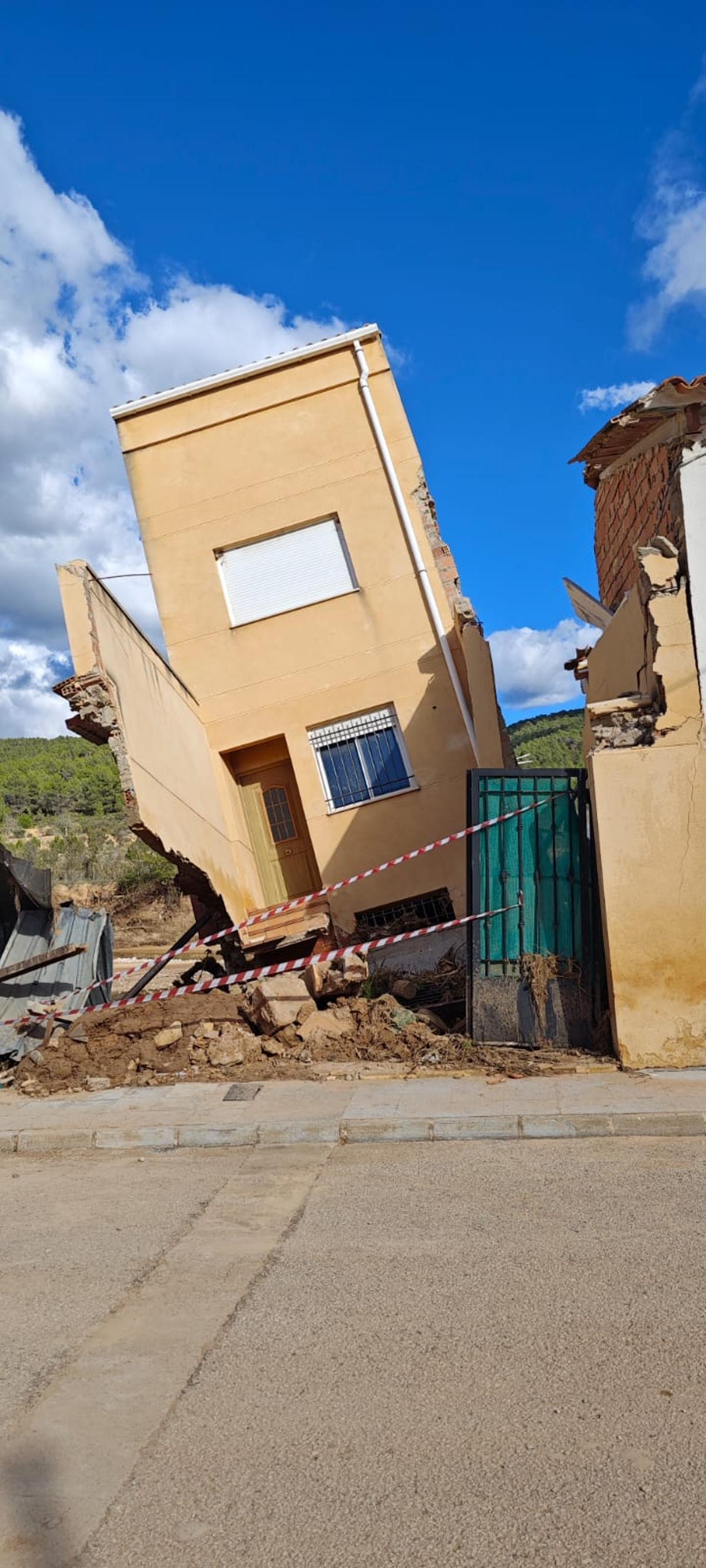 Una de las casas arrancadas por el agua del río