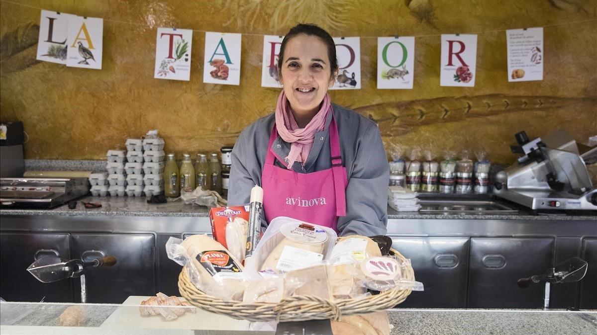 Pilar, del puesto Mercè del mercado de La Concepció, muestra unos fuagrás.