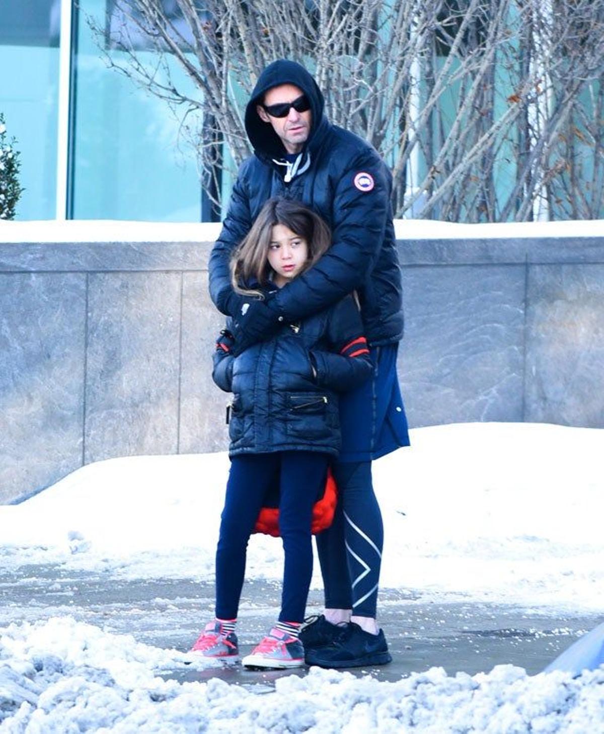 Hugh Jackman lleva a su hija al cole