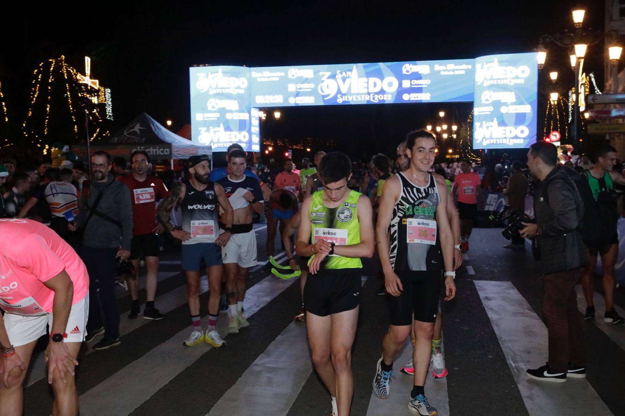 En imágenes: Jaime Bueno (Univerisad de Oviedo) y Mariam Benkert triunfan en la San Silvestre de Oviedo