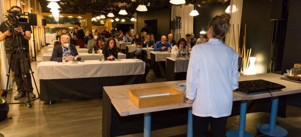Unos 40 comensales probaron los platos ibicencos. |
