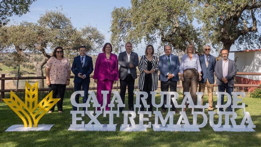 Las autoridades asistentes a la  gala de homenaje a las DOPe IGP regionales.