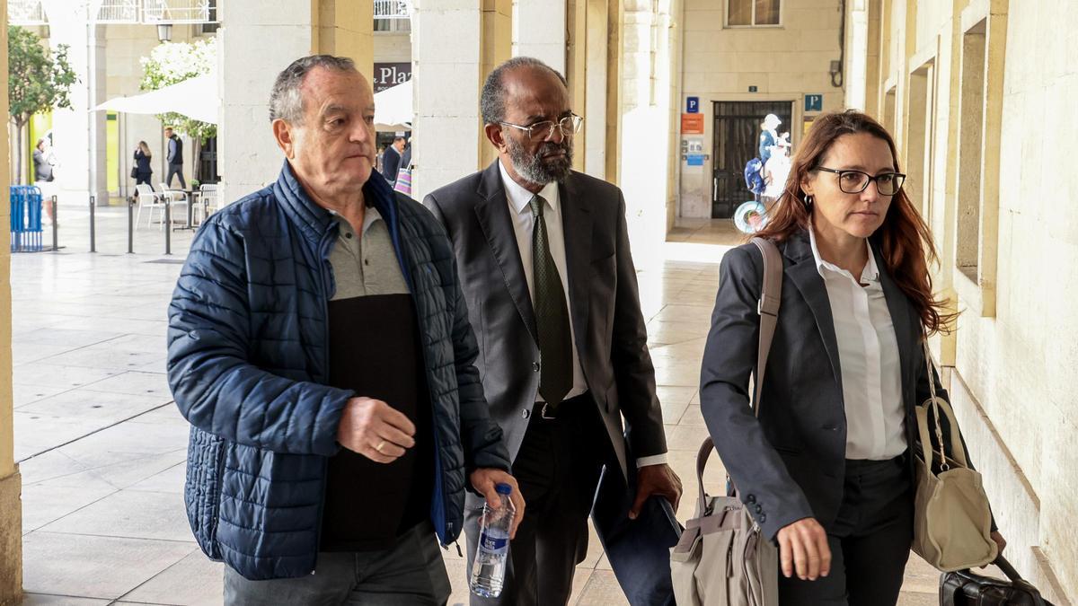 Los denunciantes del ‘caso enchufes’ de Benidorm deberán pagar 12.000 euros para seguir como acusación popular Los denunciantes del ‘caso enchufes’ de Benidorm deberán pagar 12.000 euros para seguir como acusación popular