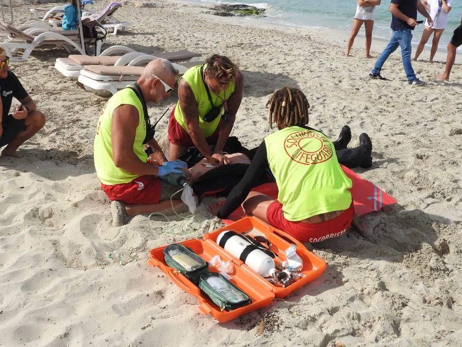 El ejercicio consistió en el rescate de dos personas de una embarcación que estaba supuestamente ardiendo en el mar