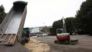 Un alivio al "calvario" de aparcar en el Hospital de Cabueñes de Gijón: la condición para estrenar un nuevo aparcamiento