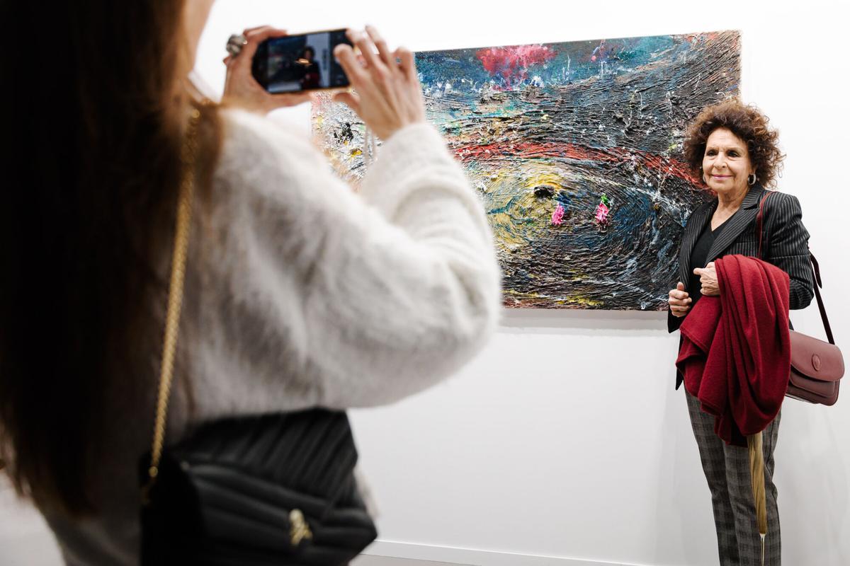 Una mujer junto a una obra en la feria ARCO Madrid 2025. Una mujer junto a una obra en la feria ARCO Madrid 2025.