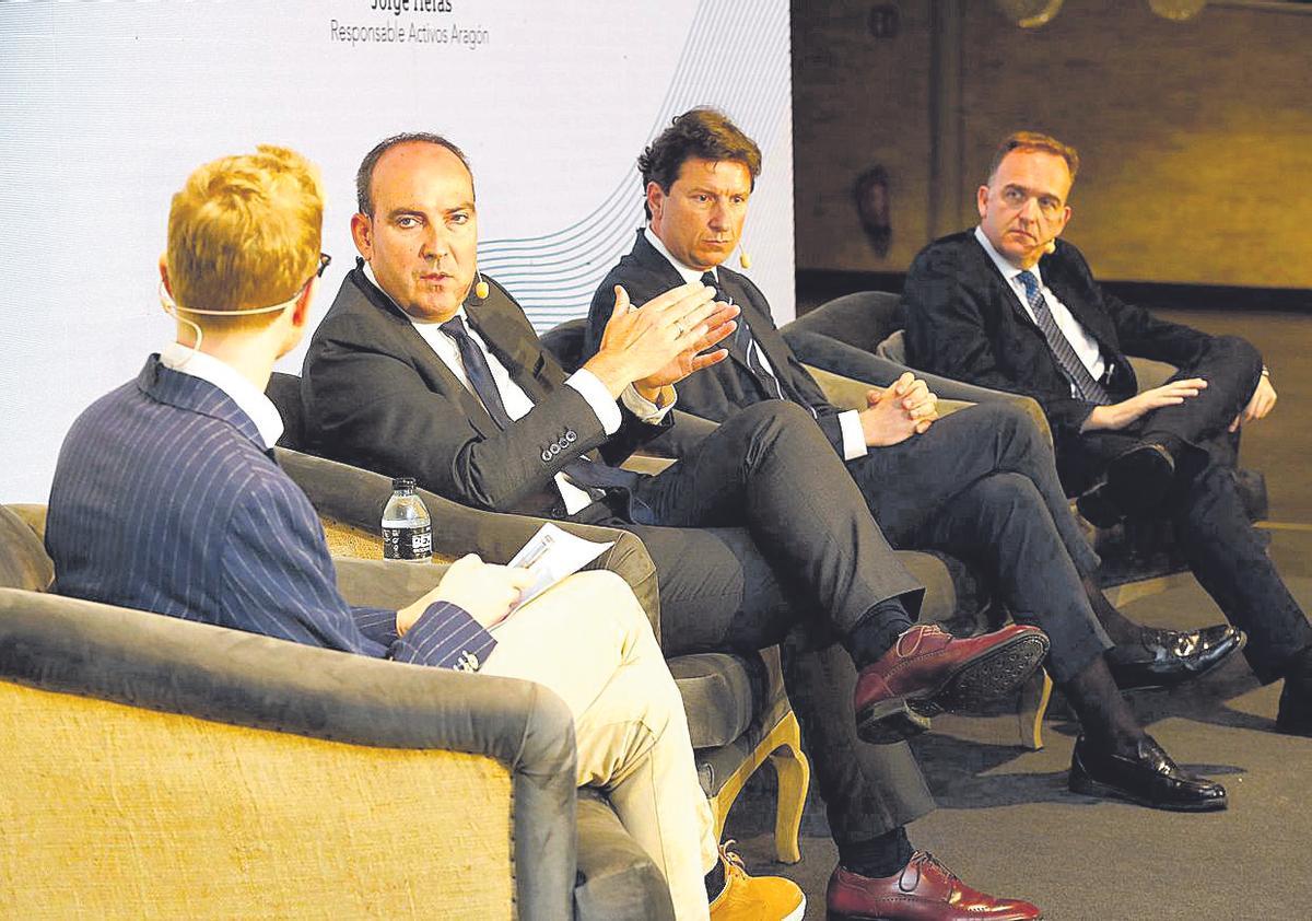 Ricardo Martínez Jordán, director general de Eigo; José Agustín Lalaguna, CEO de Levitec, y Félix Gil, CEO de Integra, en la mesa moderada por el periodista Jorge Heras