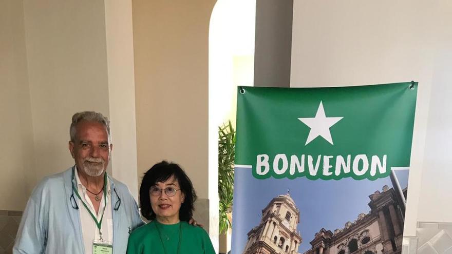 Ángel Arquillos, en el congreso internacional de esperanto que se celebra en Málaga, junto a una esperantista de Corea del Sur.