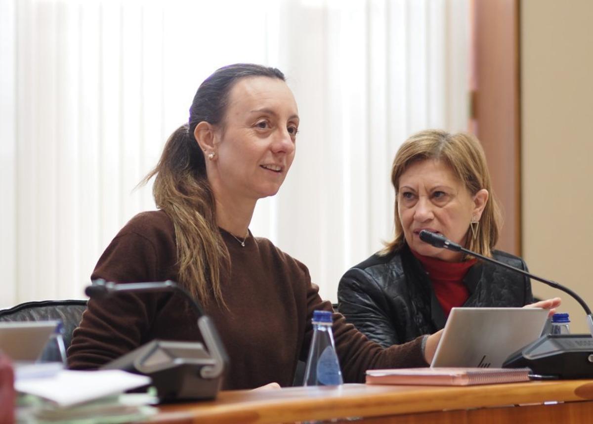 Paloma Castro y Elena Espinosa en el Parlamento de Galicia. | FDV