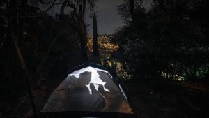 El impacto del ‘chemsex’ empuja a medio centenar de personas a la calle en Montjuïc