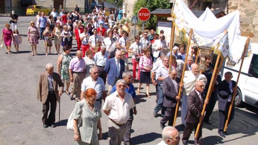 Los devotos de San Lorenzo durante el desfile procesional por el pueblo.