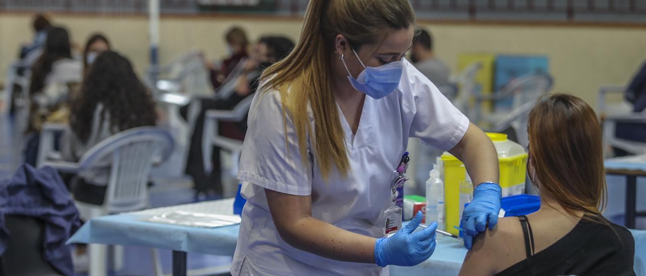 Una sanitaria vacuna a una profesora en Elche el pasado viernes