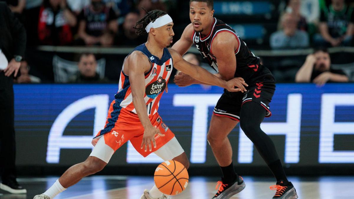 Brandon Taylor bota el balón frente a la presión de Pantzar. |  ACB Photo