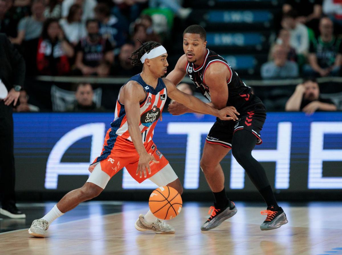 Brandon Taylor bota el balón frente a la presión de Pantzar. | ACB Photo