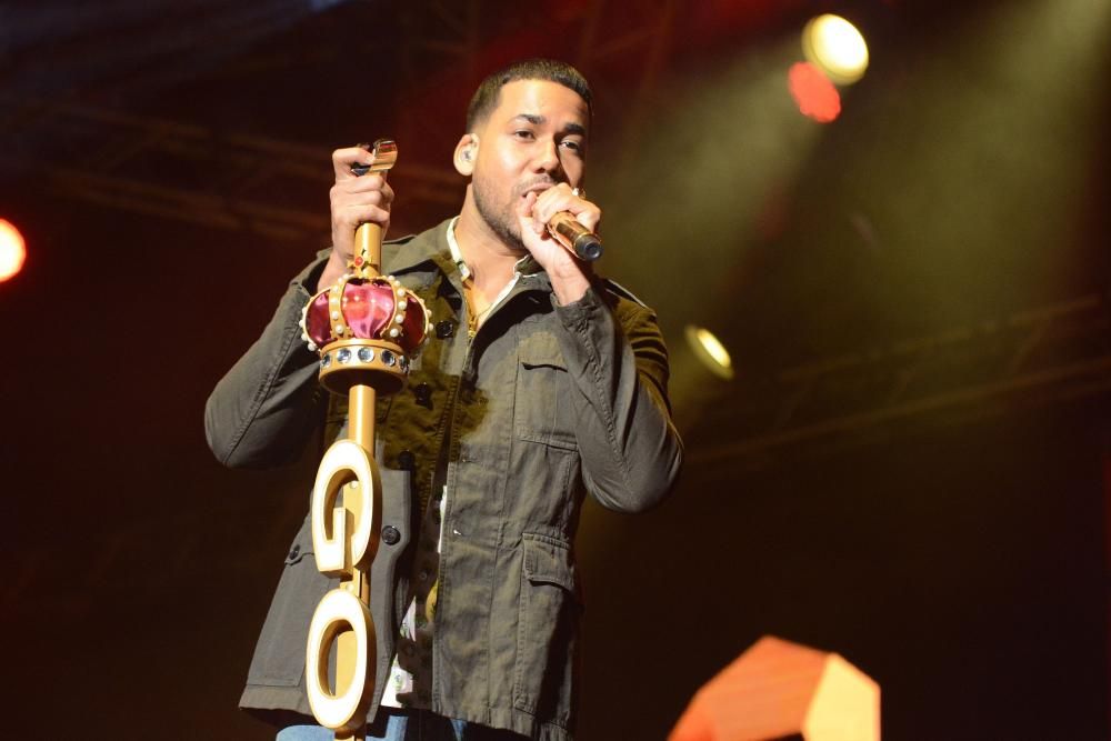 O cantante Romeo Santos subiu ao escenario do Coliseum ane 5.000 persoas cun micrófono dourado e cunha coroa, gafas de sol e ganas de bailar. Repasou os seus éxitos como 'Eres mía, mía, mía'.