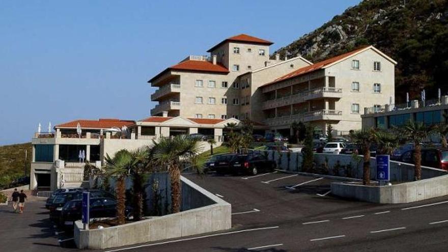 El complejo hotelero del Talaso Atlántico en Mougás, en Oia, con orden de demolición.  // FdV